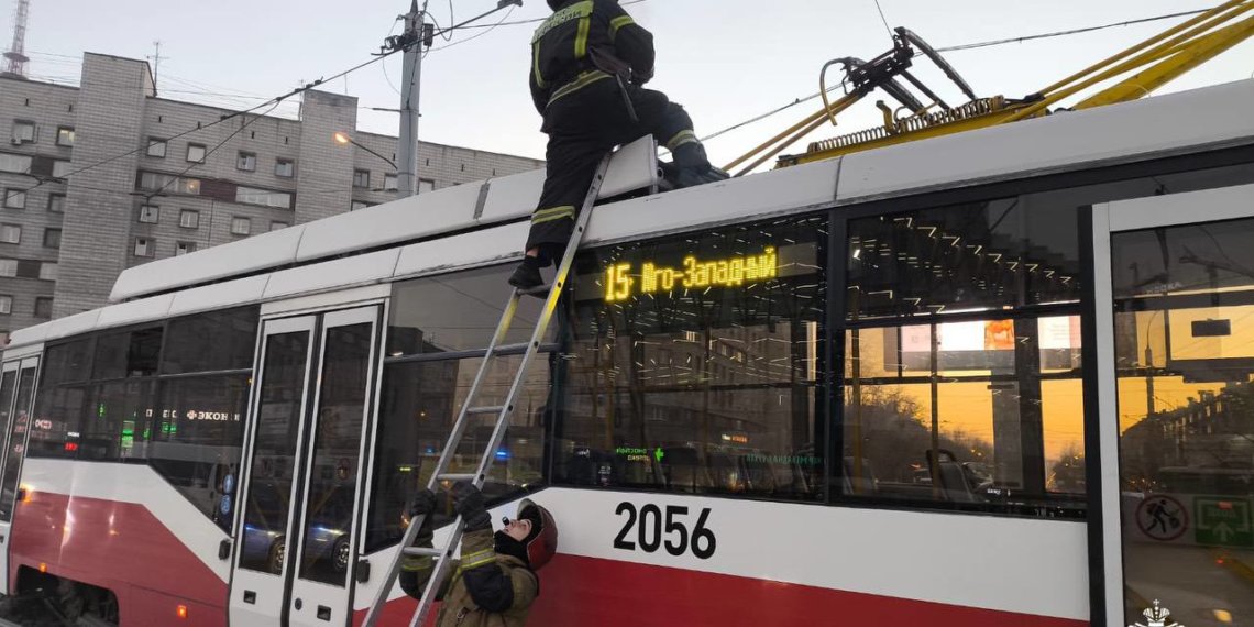 Трамвай загорелся на площади Карла Маркса в Новосибирске