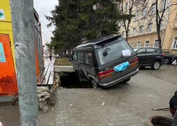 Парковка обвалилась прямо под микроавтобусом в Новосибирске