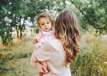 Почему развивается послеродовая депрессия и чем она опасна — рассказала новосибирский психолог