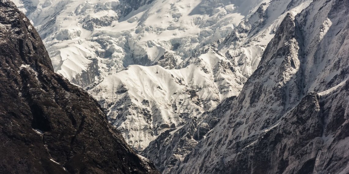 Пять российских альпинистов погибло в горах Непала