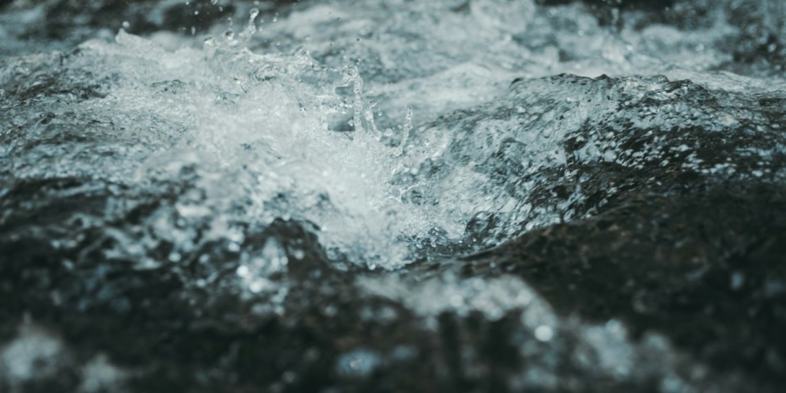 Ледяная вода третьи сутки разливается по Кошурникова в Новосибирске