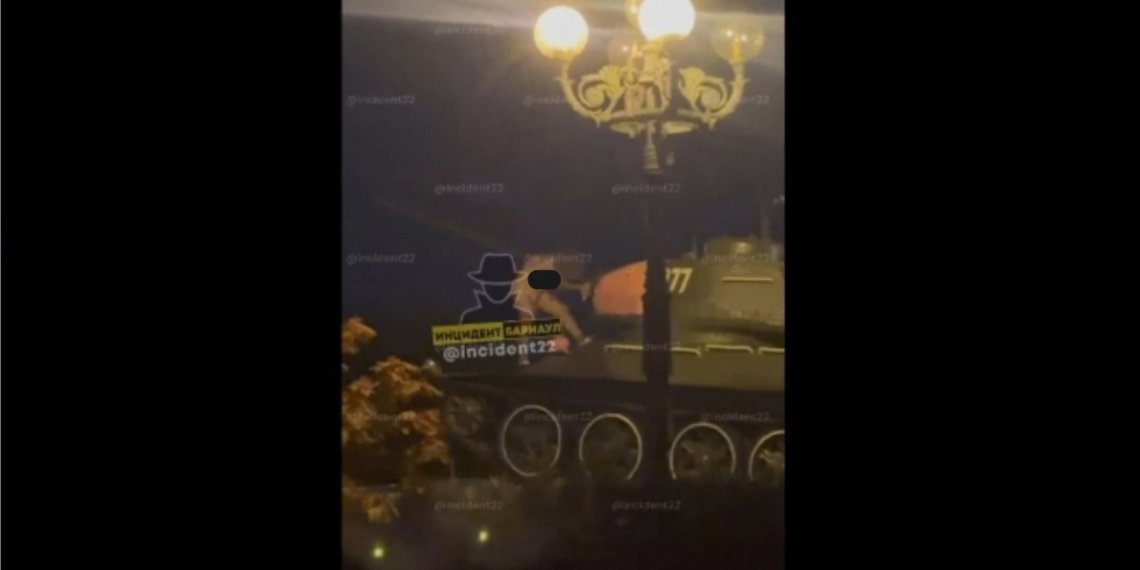 Голая сибирячка разрисовала краской танк Т-34 в Барнауле 18+