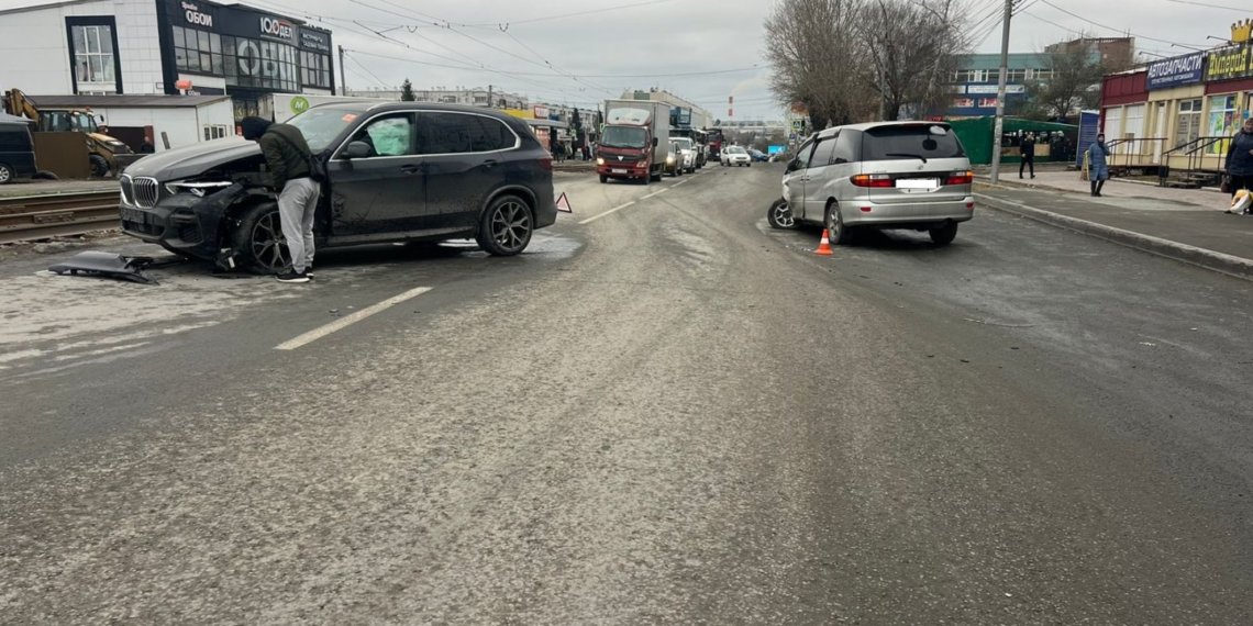 В Новосибирске по вине водителя BMW X5 в аварии пострадал трехмесячный мальчик