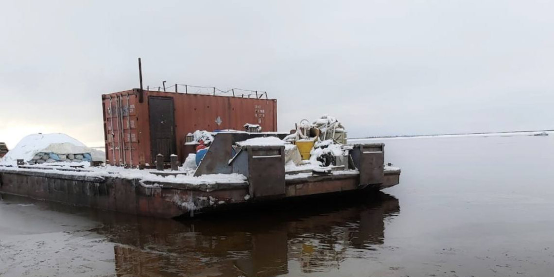 Дизельное топливо разлилось в реку из баржи в Сибири