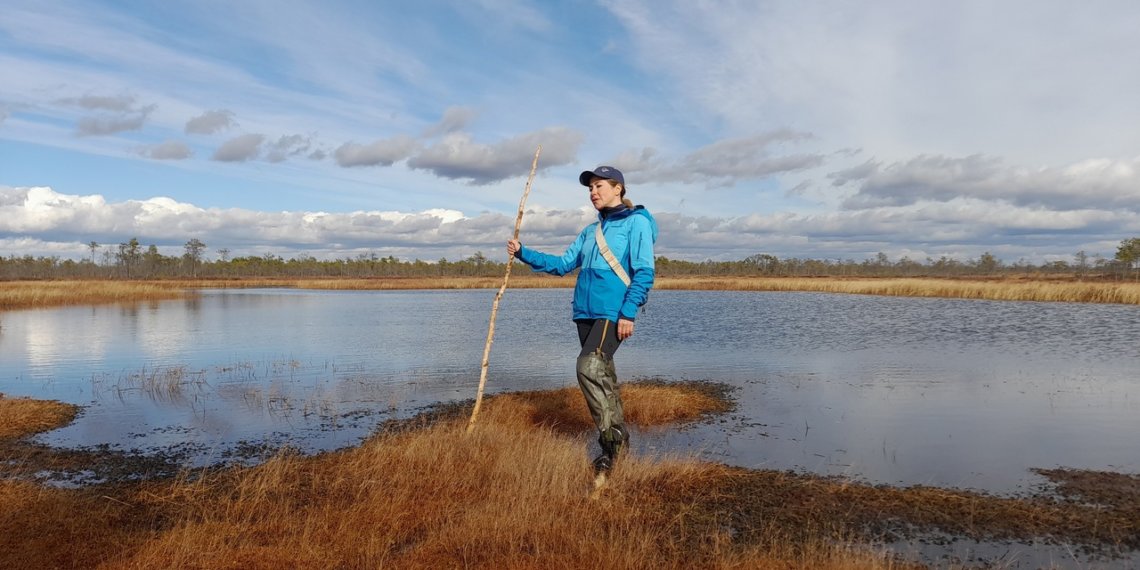 Телеведущая Юлия Барановская прошлась по трясинам Васюганских болот