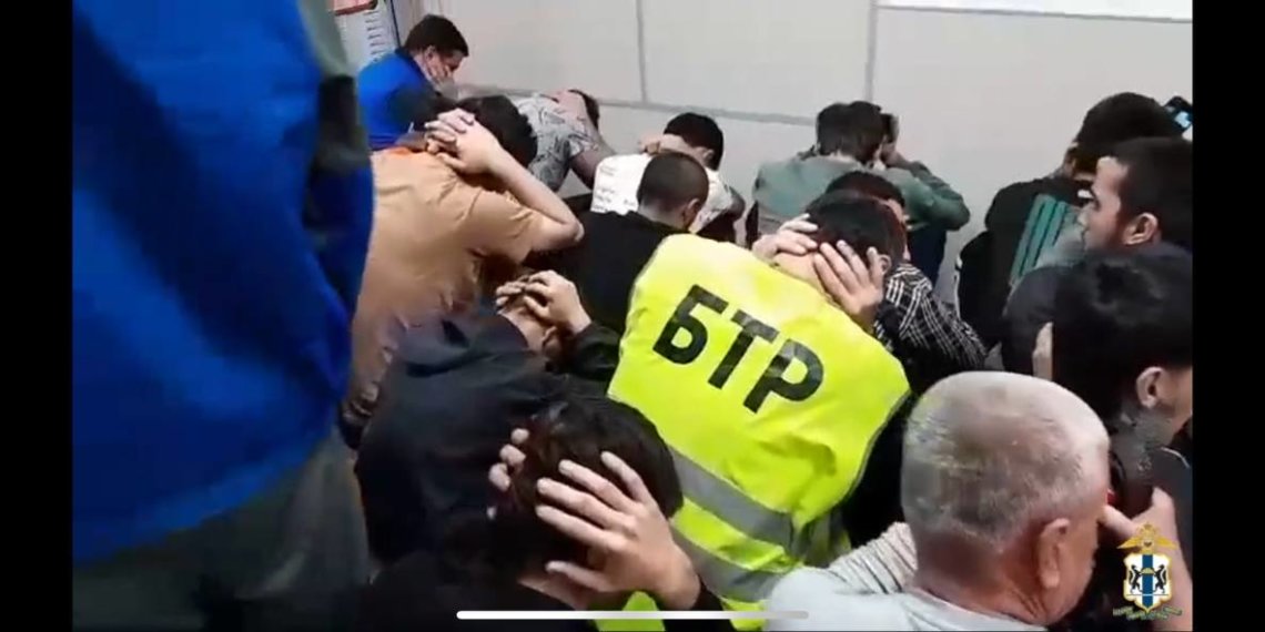 Поймали и выдворили: на складе под Новосибирском обнаружен «рассадник» мигрантов