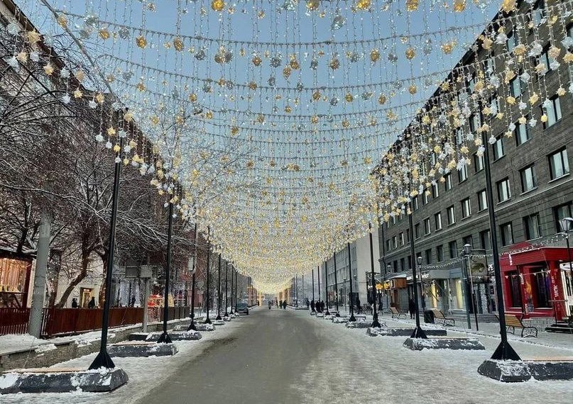 Новогодняя ель и украшения не меняются в Новосибирске уже 4 года