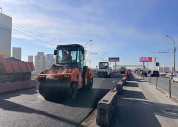 Асфальт на Димитровском мосту в Новосибирске будут снова перекладывать в 2025 году