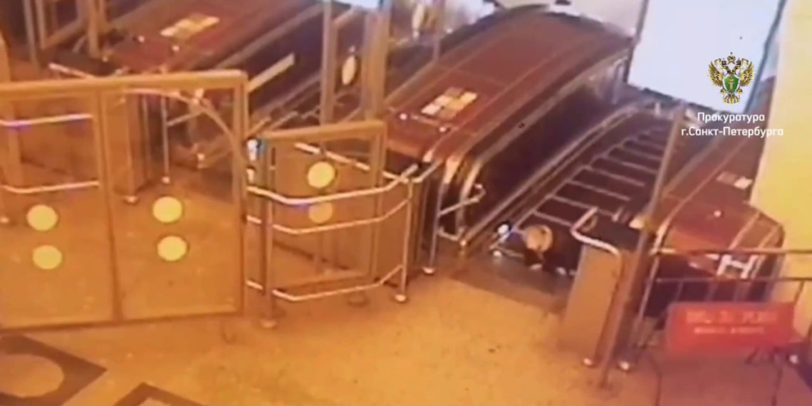 Ребенку раздробило два пальца на эскалаторе в России