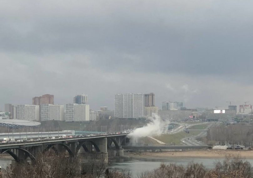 В центре Новосибирска батареи станут холоднее из-за прорыва трубы под мостом