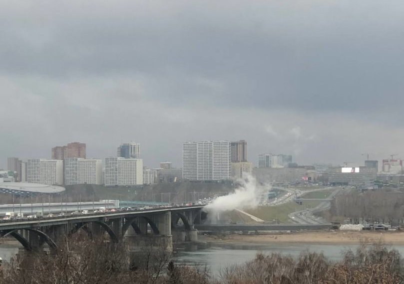 Под Октябрьским мостом в Новосибирске прорвало трубу