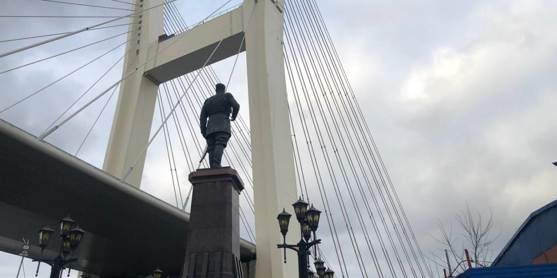 Перенести нельзя, оставить: что будет с памятником Александру III, оставшимся в зловещей тени моста-недостройки