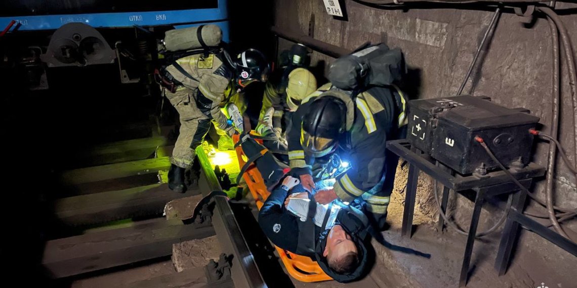 Вагон сошел с рельсов, начался пожар: новосибирские спасатели провели спасательную операцию в метро — видео