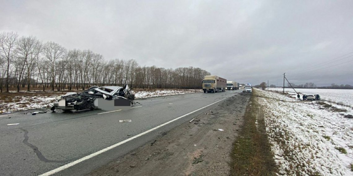 Mercedes с женщиной сплющило при ДТП под Новосибирском