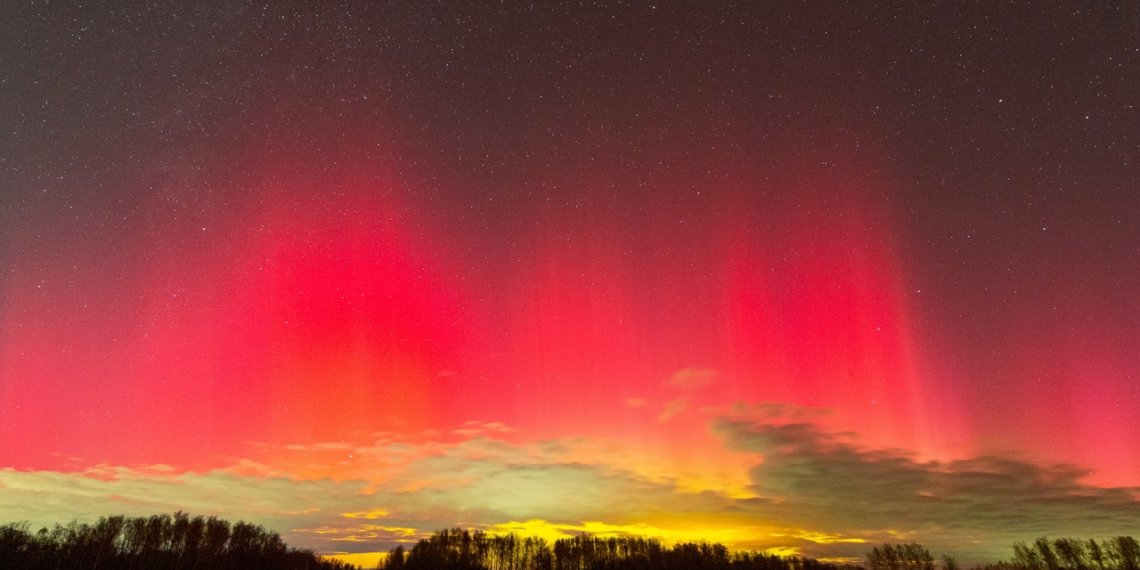 «Всё озарилось красным заревом»: яркое северное сияние поймал в объектив новосибирский астрофотограф
