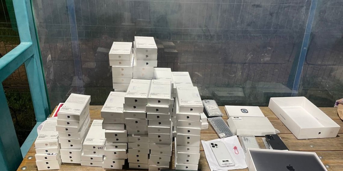 Более 130 айфонов незаконно пытались ввезти в Новосибирскую область