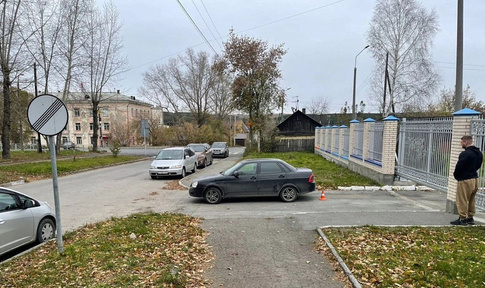 Ребенок оказался под колесами «Лады» во дворе Новосибирска