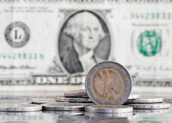 Минэкономики РФ: курс доллара в 2026 году превысит 100 рублей