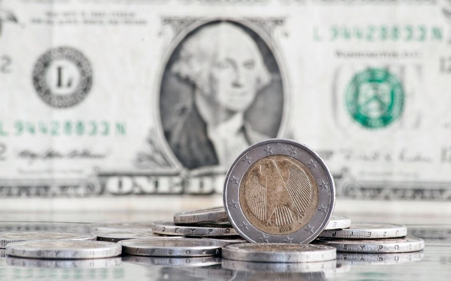 Минэкономики РФ: курс доллара в 2026 году превысит 100 рублей