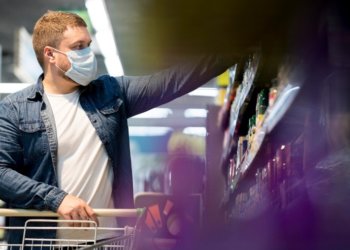 Грабителя магазина в Новосибирске установили по потерянному паспорту