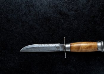 Внук зарезал бабушку в Омской области за просьбу убавить музыку