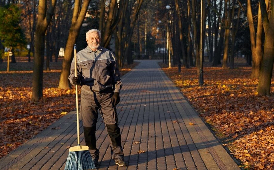 Дворники — самая дефицитная профессия в Новосибирской области