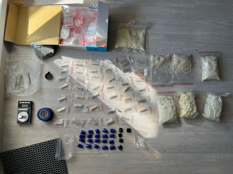 В Новосибирске задержали дилера с крупной партией наркотиков