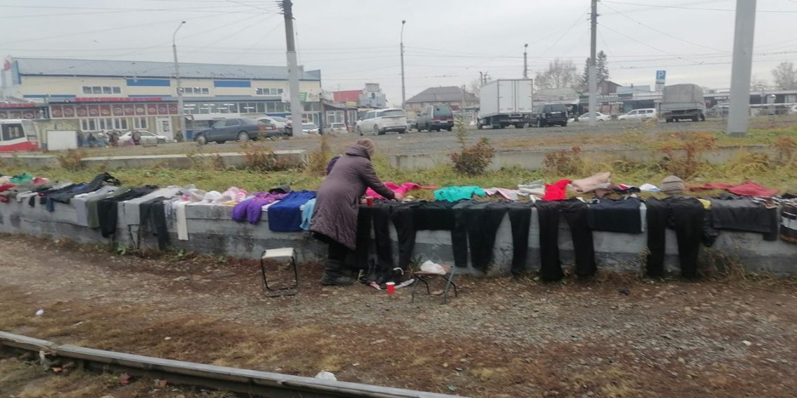 Полиция нагрянула к нелегальным торговцам на трамвайном кольце Гусинобродского шоссе