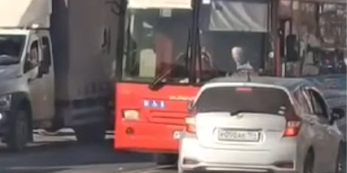 Пассажирский автобус выскочил на встречку в Новосибирске