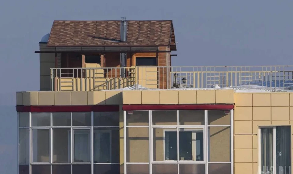 В сибирском городе снесли баню на крыше многоэтажки