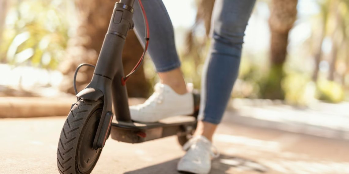 В России планируют запретить самокатчикам ездить на тротуарах
