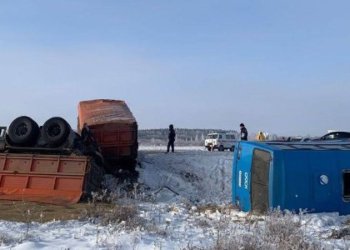 В Омской области автобус перевернулся после столкновения с КамАЗом, семь человек пострадали