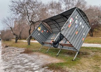 Шквал перевернул остановку на правом берегу Новосибирска