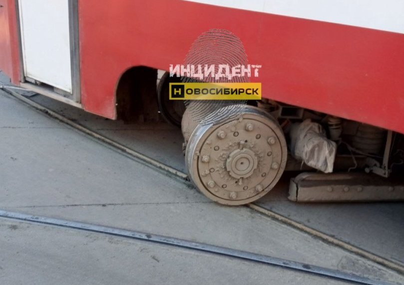 В Новосибирске на остановке «Волочаевская» с рельсов сошел трамвай