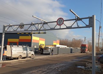 «Никакого покоя усопшим»: большегрузы объезжают по кладбищу улицу Малыгина с вновь восстановленным ограничителем