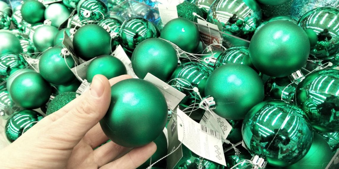 Зеленые елочные игрушки в канун Нового года-2025 покупают жители Новосибирска