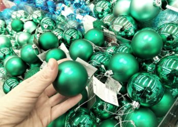 Зеленые елочные игрушки в канун Нового года-2025 покупают жители Новосибирска
