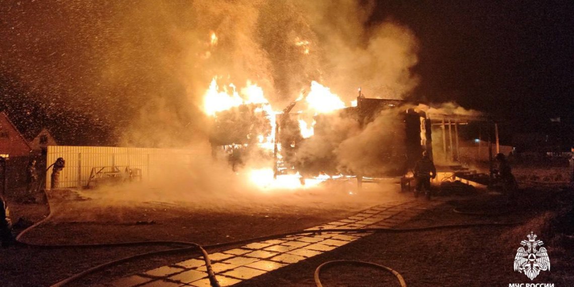 Под Новосибирском женщина пострадала на крупном пожаре в дачном доме