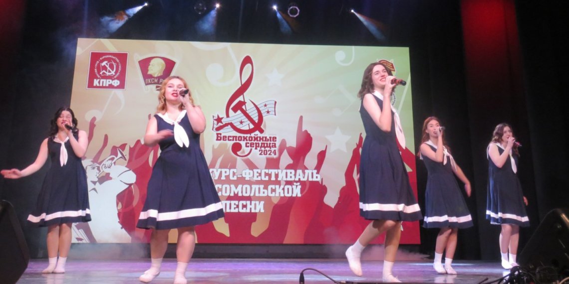 Депутат Яковлев: На фестивале комсомольской песни аншлаг. Сотни людей пели вместе