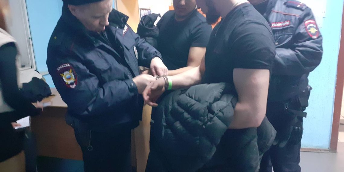 Из Новосибирска выдворили 8 мигрантов-нелегалов после рейда на бар