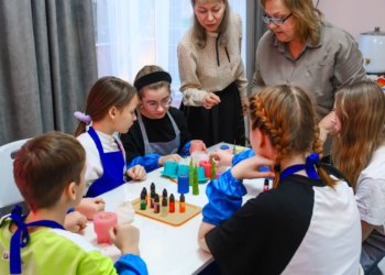 Серьезный шаг во взрослую жизнь: в Новосибирске прошли занятия в «Школе самостоятельности» для детей с инвалидностью