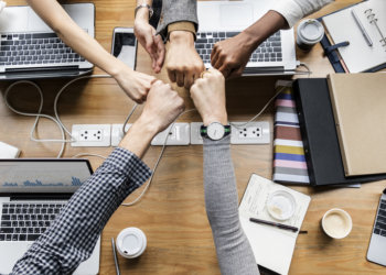 Блогеров 10 тысячников обязали регистрироваться в Роскомнадзоре