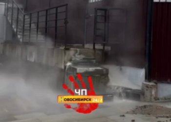 В Новосибирске на Сакко и Ванцетти улицу залило кипятком