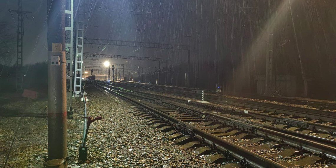 Школьника в наушниках снес грузовой поезд в Новосибирске