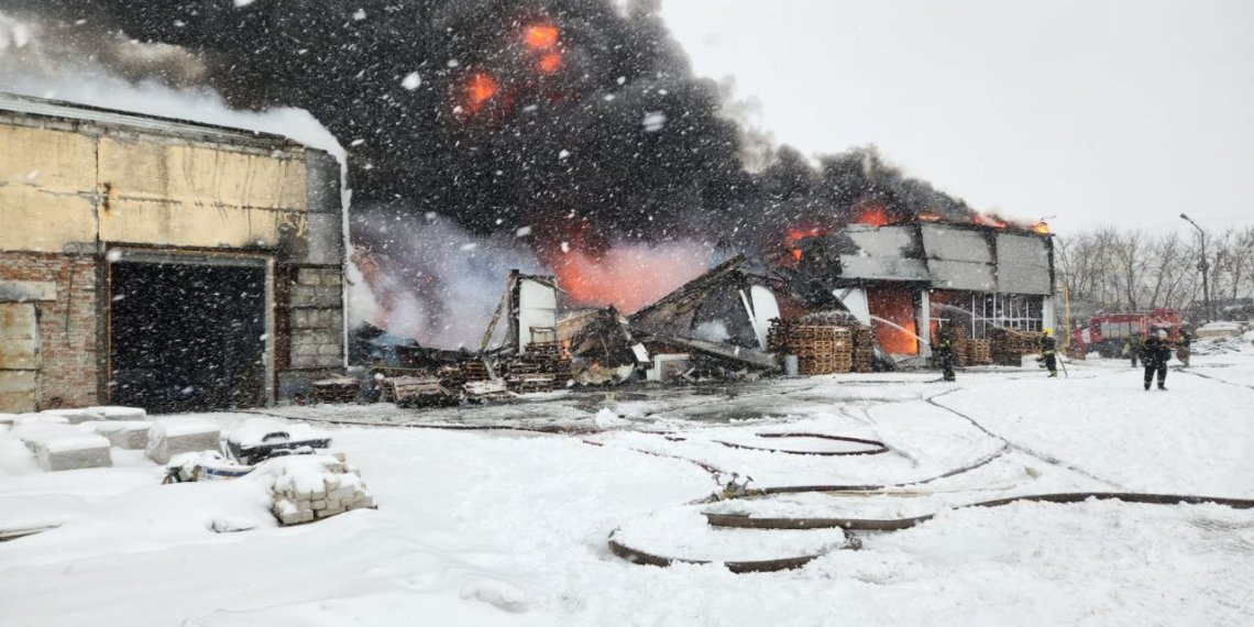 В Барнауле произошел крупный пожар на складе с покрышками на площади 6 тысяч кв м