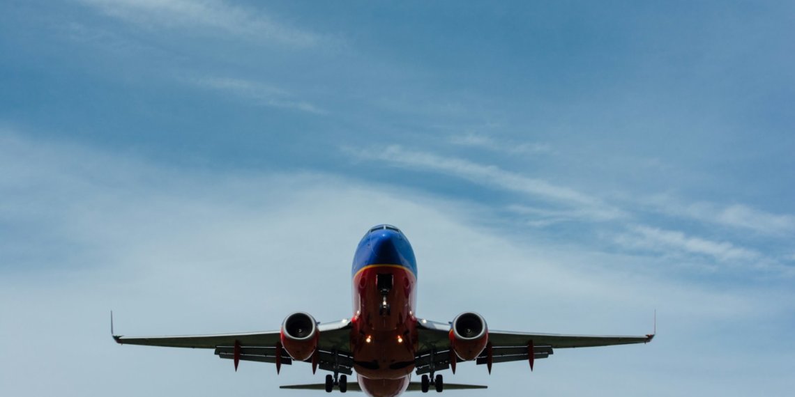 Нелегальный мигрант попался из-за курения на борту самолета в Сибири