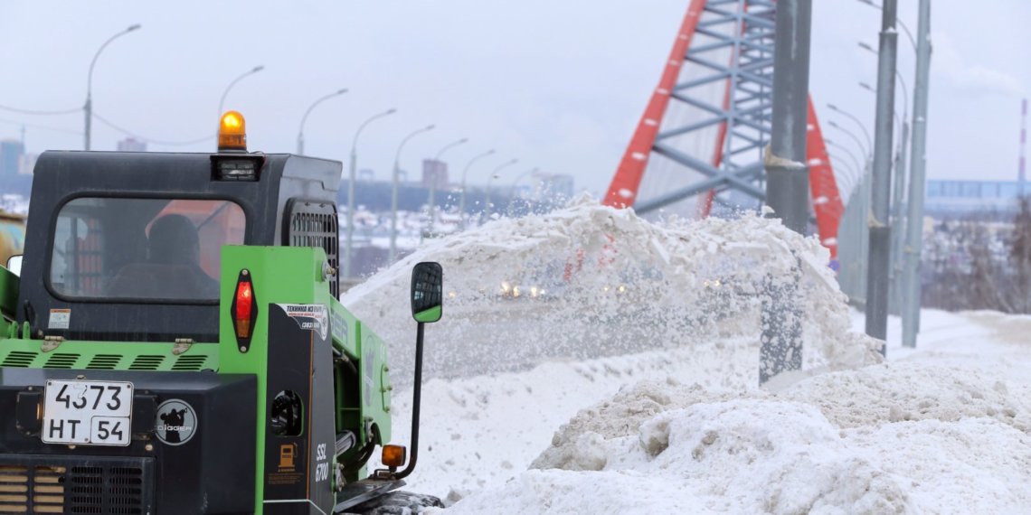 Мэр поручил убрать снег после первых снегопадов
