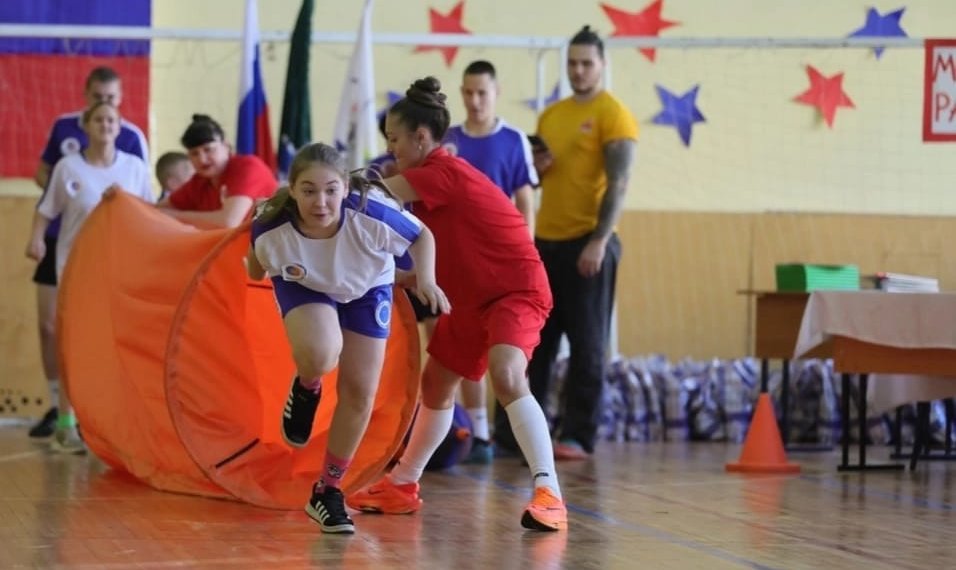Сильные, быстрые, ловкие: воспитанники социальных центров Новосибирска поборолись за первое место в «Больших гонках»