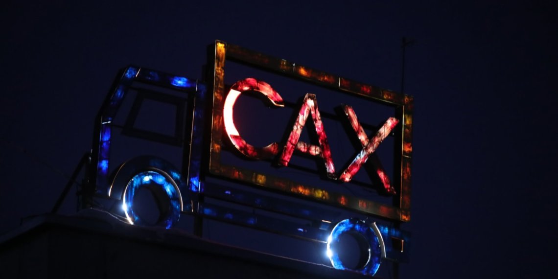 В Новосибирске зажгли советскую вывеску с мусоровозом