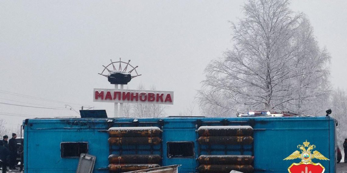 На трассе в Сибири 11 пассажиров пострадали при опрокидывании автобуса